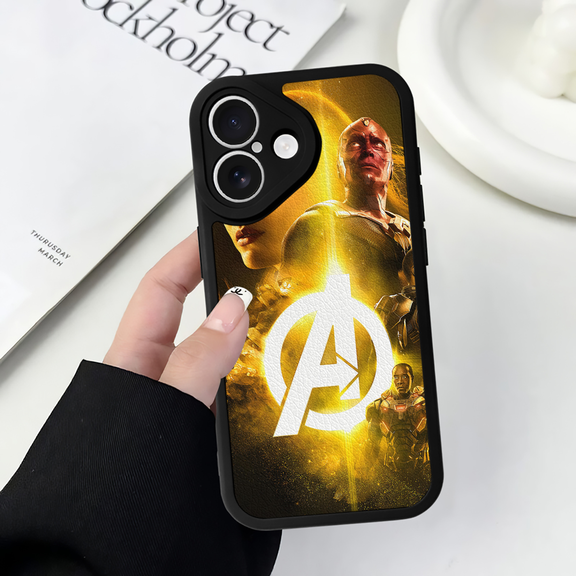 （画像用） アベンジャーズ The Avengers 【iPhone 16シリーズ対応】シリコンスマホケース（レザー調） 材質：シリコン